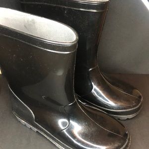 RAIN BOOTS